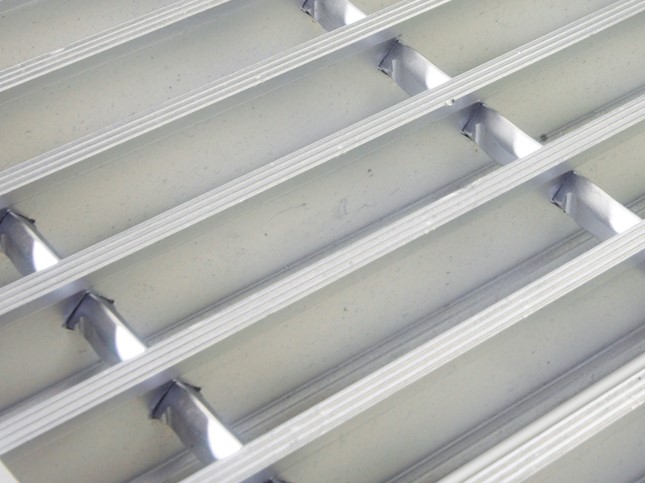 STRIATED I BAR SURFACE GRATING