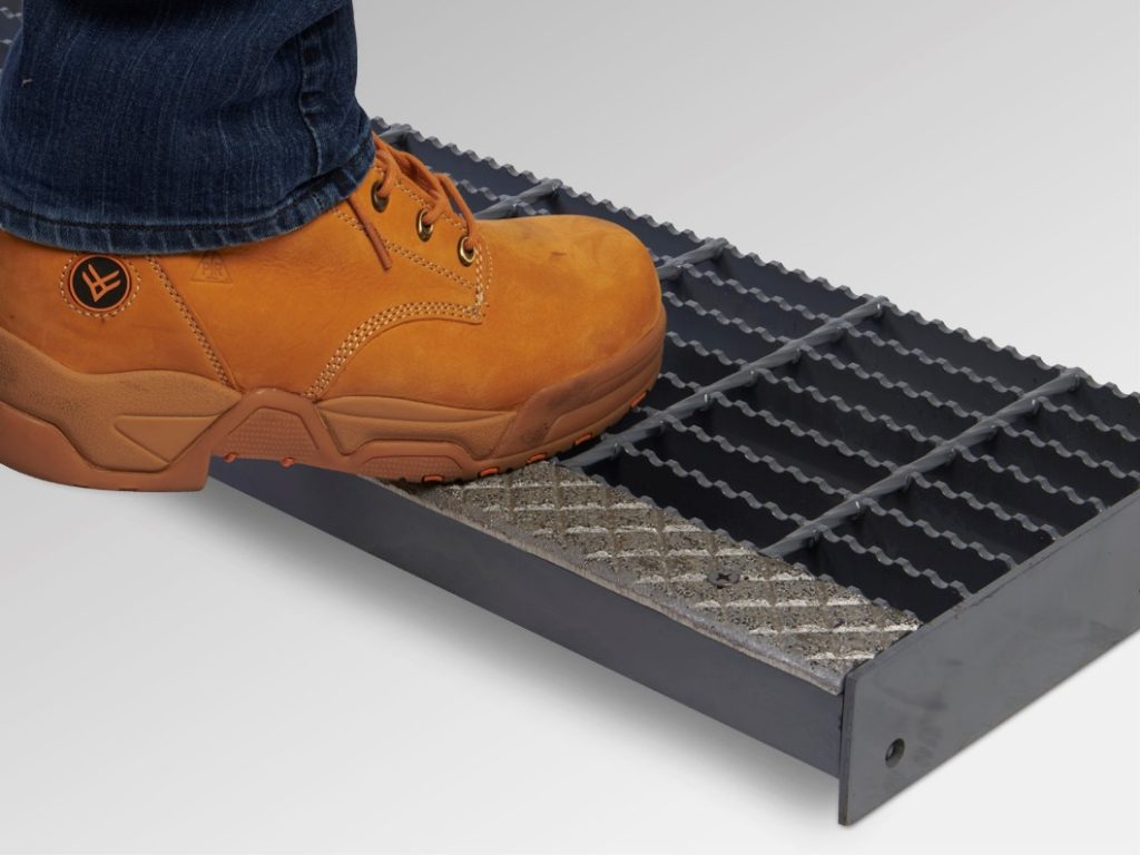 STEEL BAR GRATING STAIR TREAD
