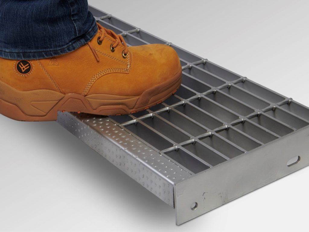 STAINLESS STEEL BAR GRATING STAIR TREAD