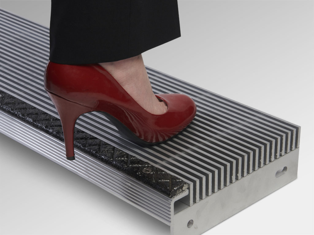 ALUMINUM BAR GRATING STAIR TREAD